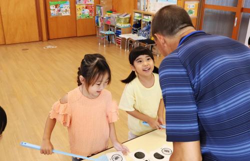 講師と会話をする子どもの写真