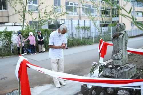 子安地蔵の前で手を合わせる人