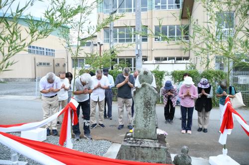 子安地蔵の前で手を合わせる大垈自治会のみなさん
