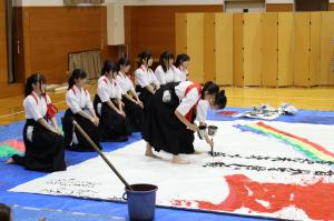 書道パフォーマンスをする高校生