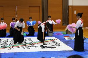 書道パフォーマンスをする高校生2人