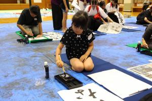 書道体験をする子どもの写真