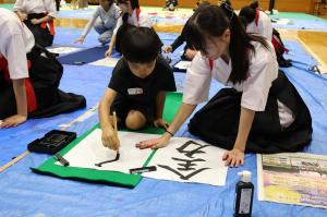 高校生に教えてもらう子どもの写真