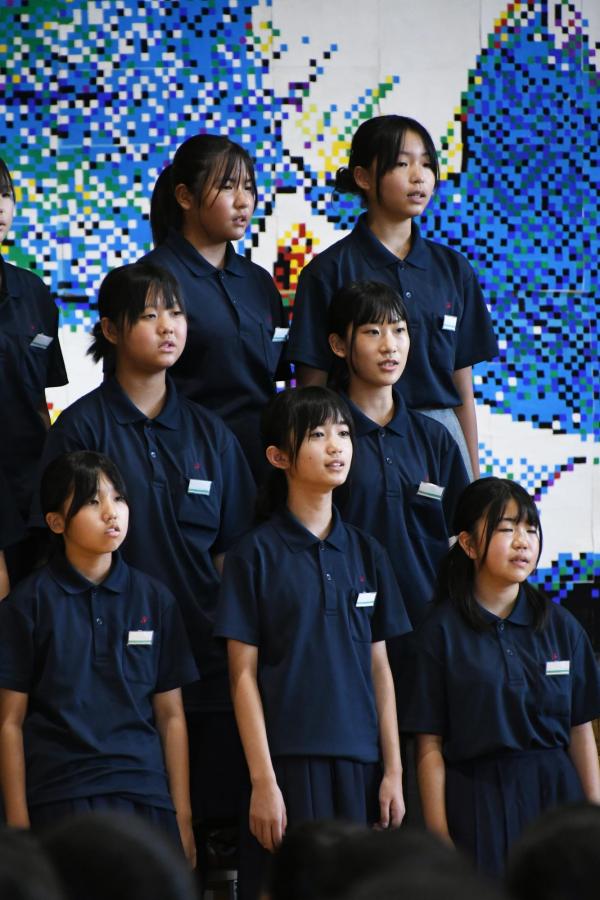 クラス合唱女子の写真