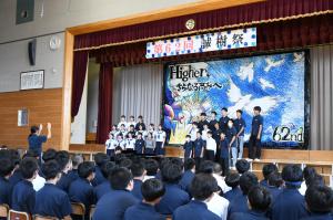 クラス合唱右からの全体写真