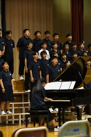 3年生学年合唱伴奏者込みの写真