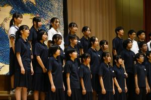 3年生クラス合唱右から女子の写真