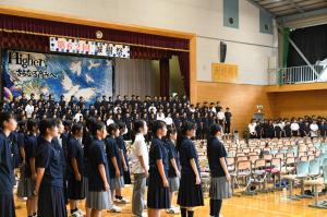 全校合唱左からの写真