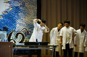 ステージ上で実験をする生徒の写真