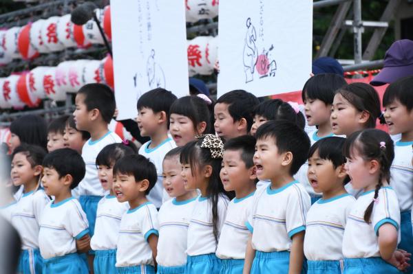 論語の暗唱をする園児たち