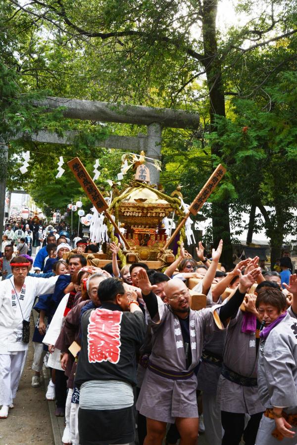 境内を練り歩く学問神輿