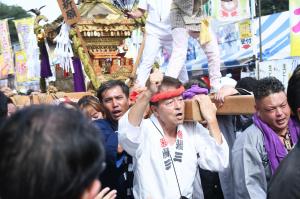 神輿を担ぐ人々
