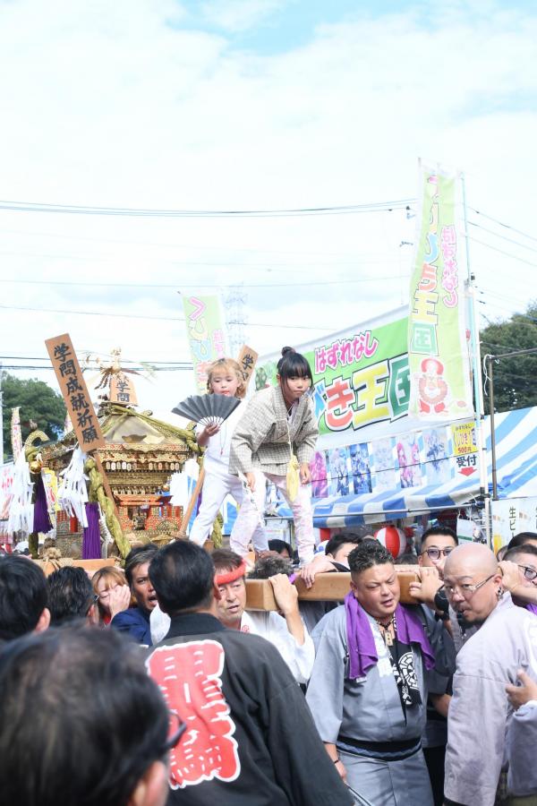学問神輿がお祭り会場を練り歩く