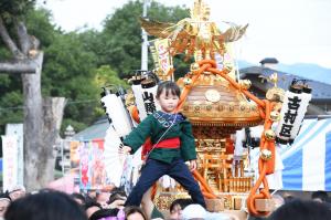 古村区の神輿の上に乗る子どもの写真