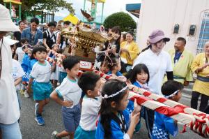 子ども神輿を担ぐ子どもたち