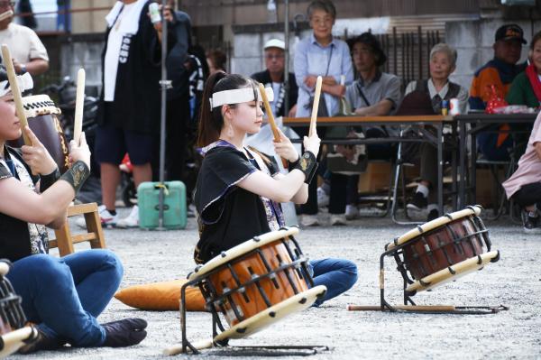 太鼓の前で構える女性