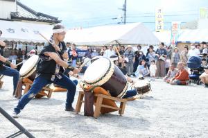 力強く太鼓を叩く男性