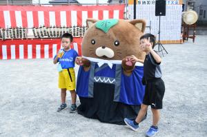 やはたいぬと記念撮影をする子どもたち