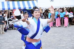 ソコダイ踊りを踊る女性