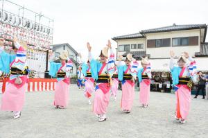 ソコダイ踊りの女踊りをするみなさん