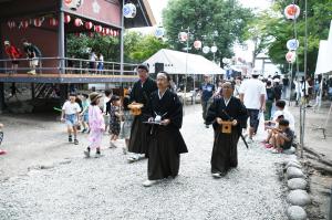 山縣大弐とその家来に仮装して歩いている写真