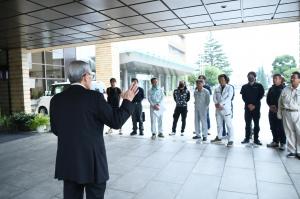 甲斐市管工事協同組合奉仕作業出発式で挨拶をする保坂市長