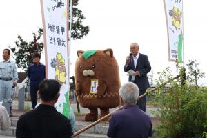 甲斐市建設安全協議会奉仕作業出発式で挨拶をする保坂市長