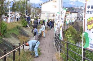 竜王駅北口で作業をするみなさん