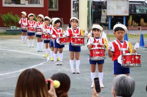 ドラムをたたく園児たち