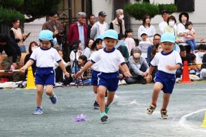かけっこをする園児たち