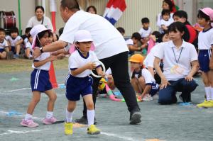 バトンパスをする園児