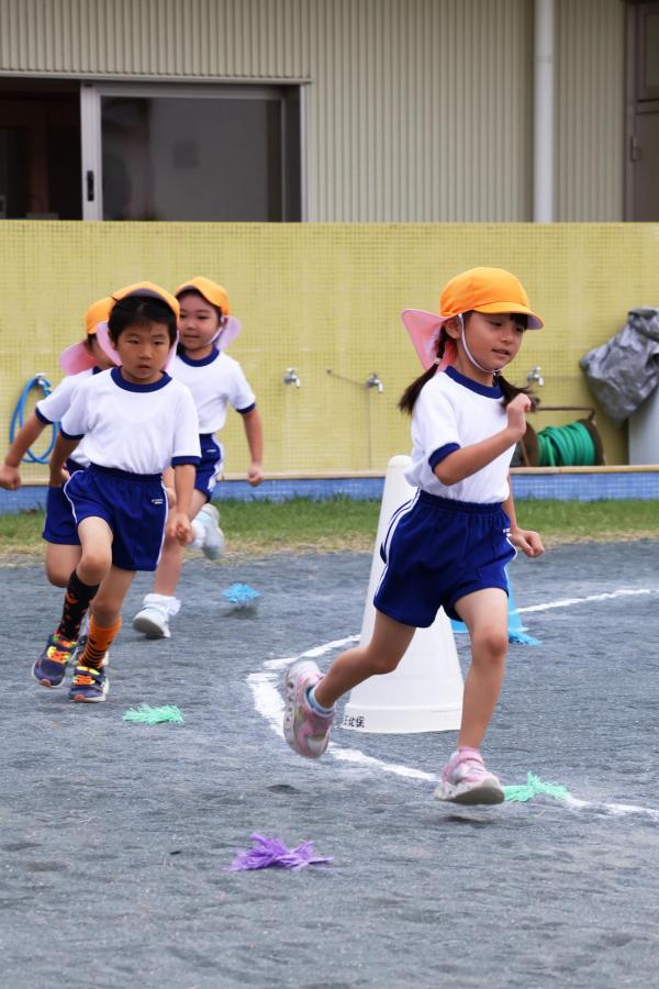 かけっこでコーナーを曲がる園児