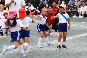 バトンパスをする園児