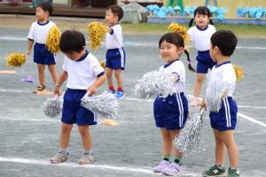 ボンボンを使って踊る園児