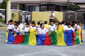 パラバルーンで演技する園児たち