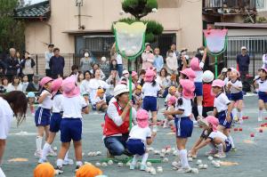 玉入れをする園児たち