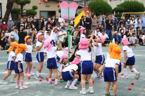 玉入れをする園児たちの写真