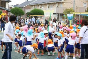 玉入れではしゃぐ園児たち