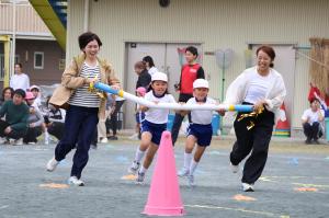 一本の棒を４人で横一列にもって走る協議の写真