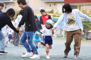 親子で手をつないで走っている写真