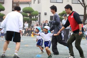 親子で手をつないで走り回っている写真