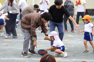 親子で探し物を探している写真