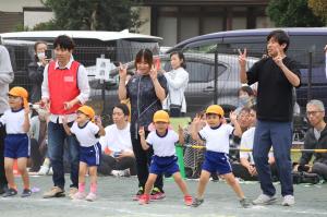 親子でピースをしながら踊っている写真