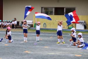 赤白青の旗を振って縁起する園児たち