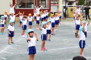 ダンスをする園児たちの写真