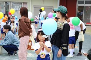 風船を持つ園児の写真