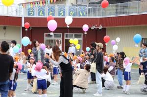 バルーンリリースをする園児たちの写真