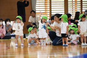 手を挙げて返事をする園児の写真