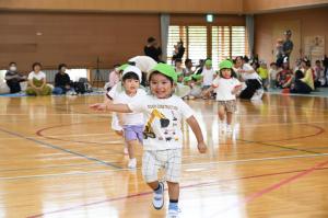 かけっこでゴールした園児
