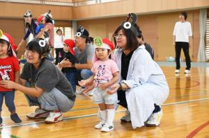 親子で踊っている写真